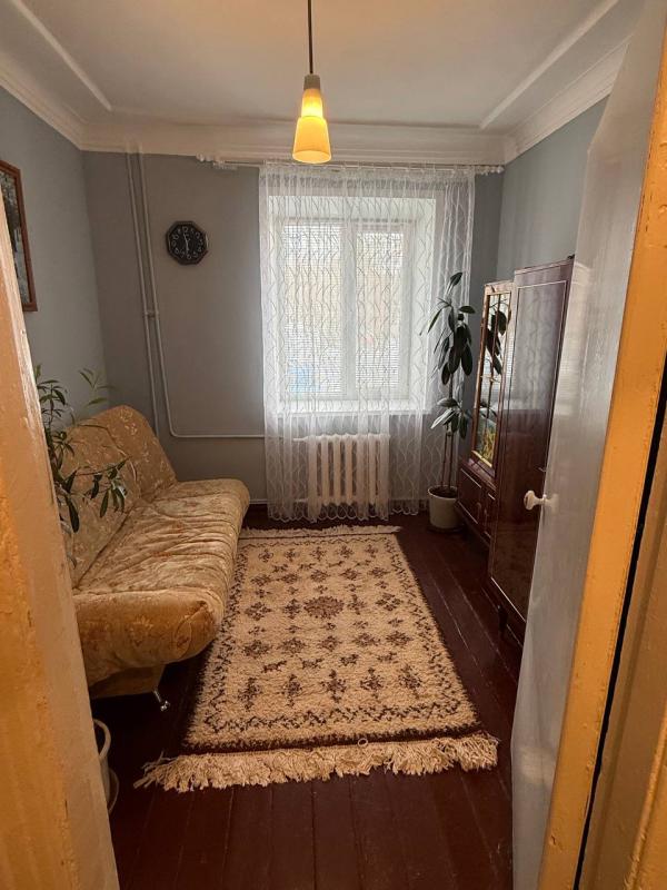 Продается уютная трехкомнатная квартира с изолированными комнатами с высокими потолками. - Новотроицк