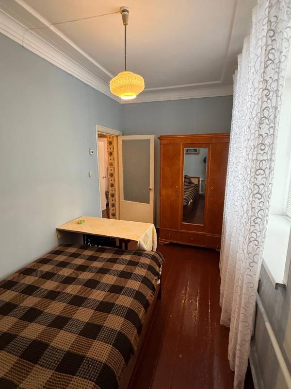 Продается уютная трехкомнатная квартира с изолированными комнатами с высокими потолками. - Новотроицк