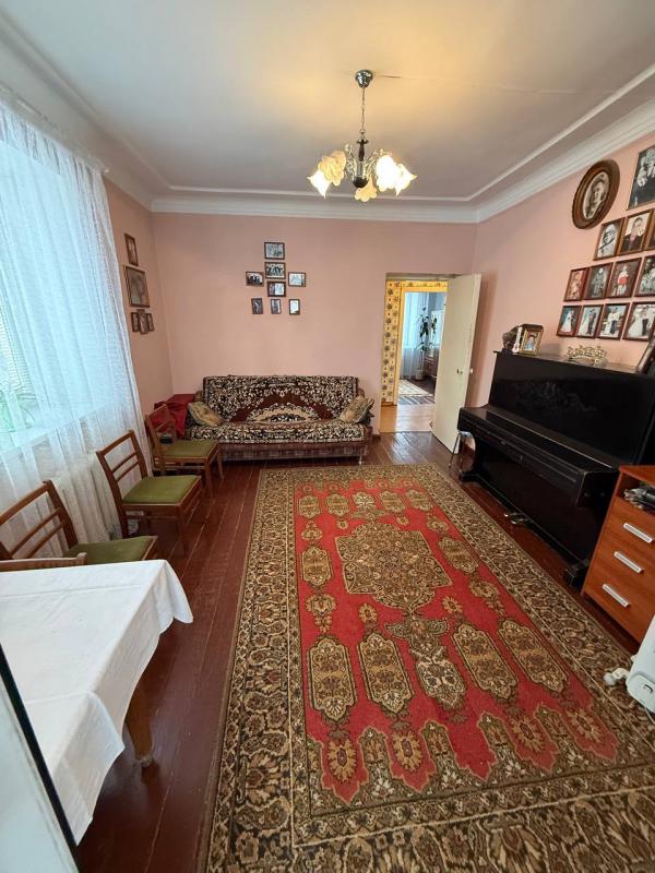 Продается уютная трехкомнатная квартира с изолированными комнатами с высокими потолками. - Новотроицк