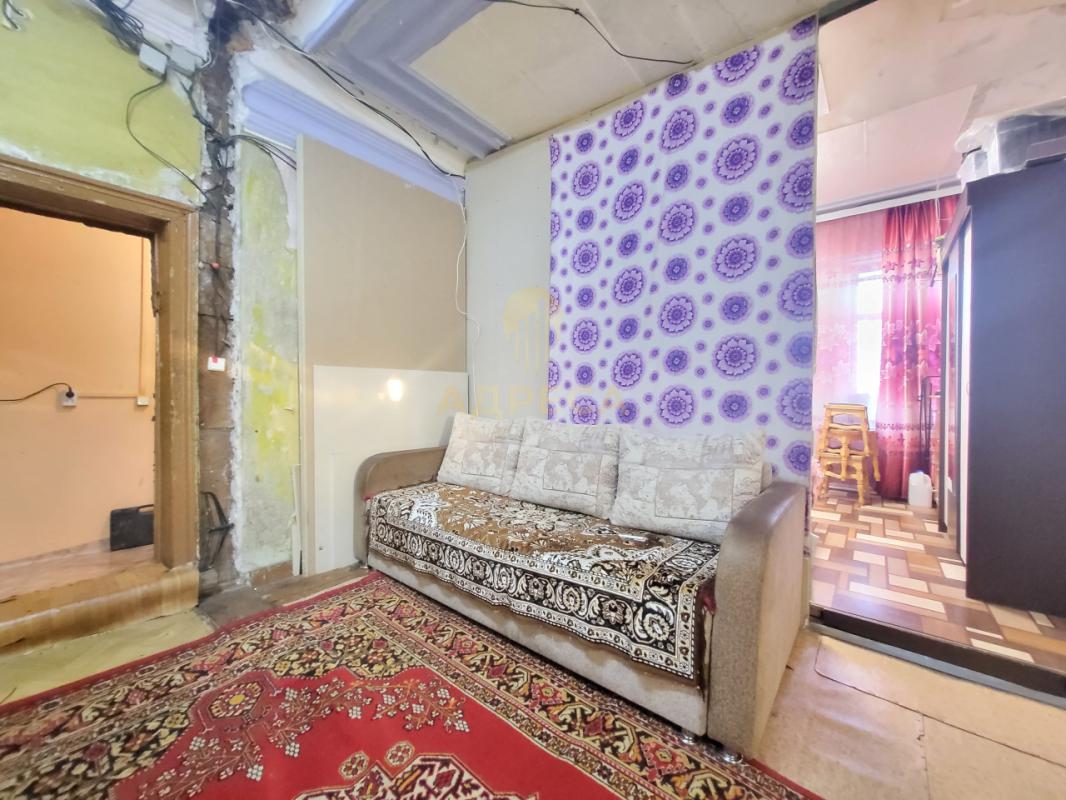 Продается 3 комнатная квартира в самом центре города, на 2 этаже 2-х этажного бревенчатого дома! - Оренбург