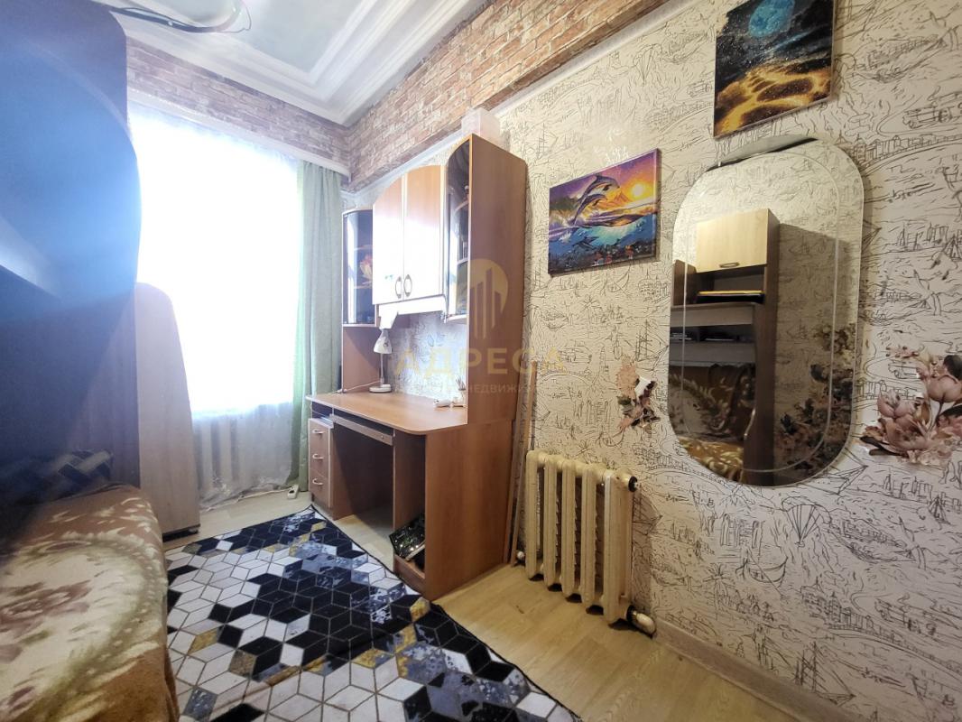 Продается 3 комнатная квартира в самом центре города, на 2 этаже 2-х этажного бревенчатого дома! - Оренбург