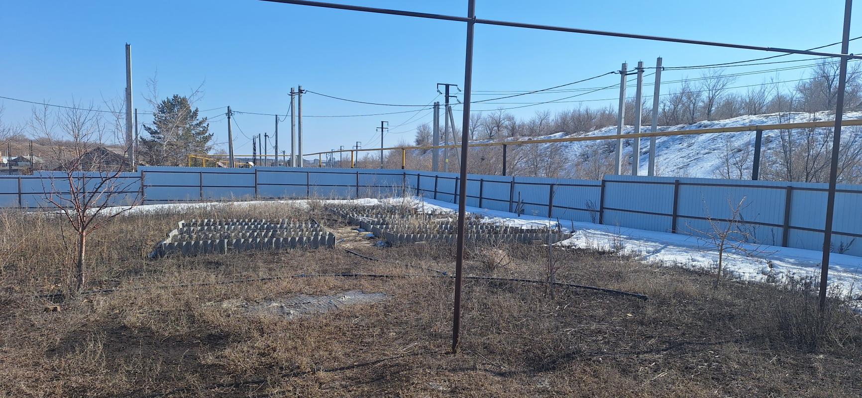 Дом, шпальный обложенный керпечем, в доме гараж, погреб, удобств нет, скважина баня, большой сарай, - Новотроицк