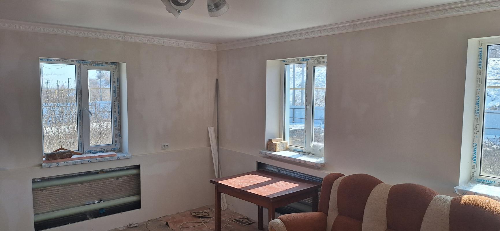 Дом, шпальный обложенный керпечем, в доме гараж, погреб, удобств нет, скважина баня, большой сарай, - Новотроицк