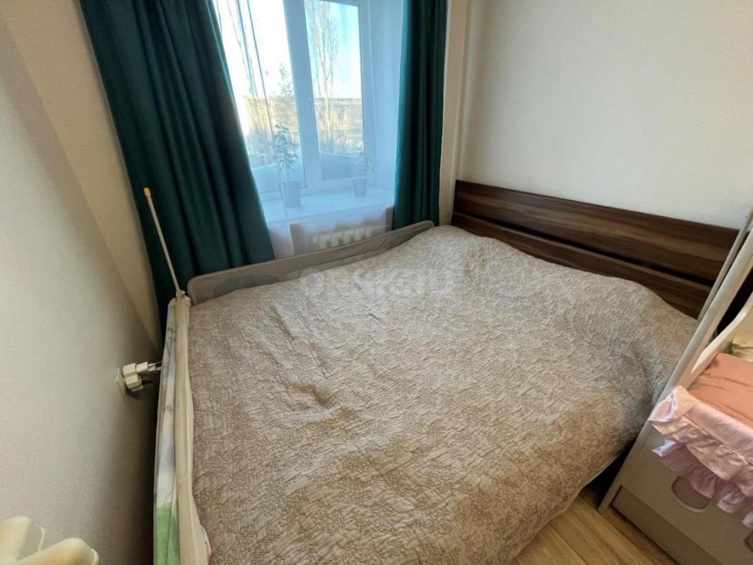 Продается спальный гарнитур: большая кровать с ортопедическим основанием, большой угловой шкаф, зерк - Гай