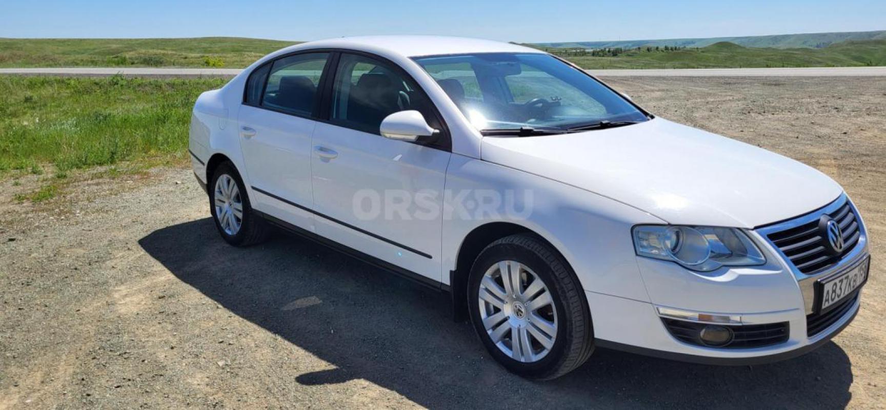 Продается автомобиль Volkswagen Passat B6 2008 года в хорошей комплектации белого цвета с двигателем - Оренбург