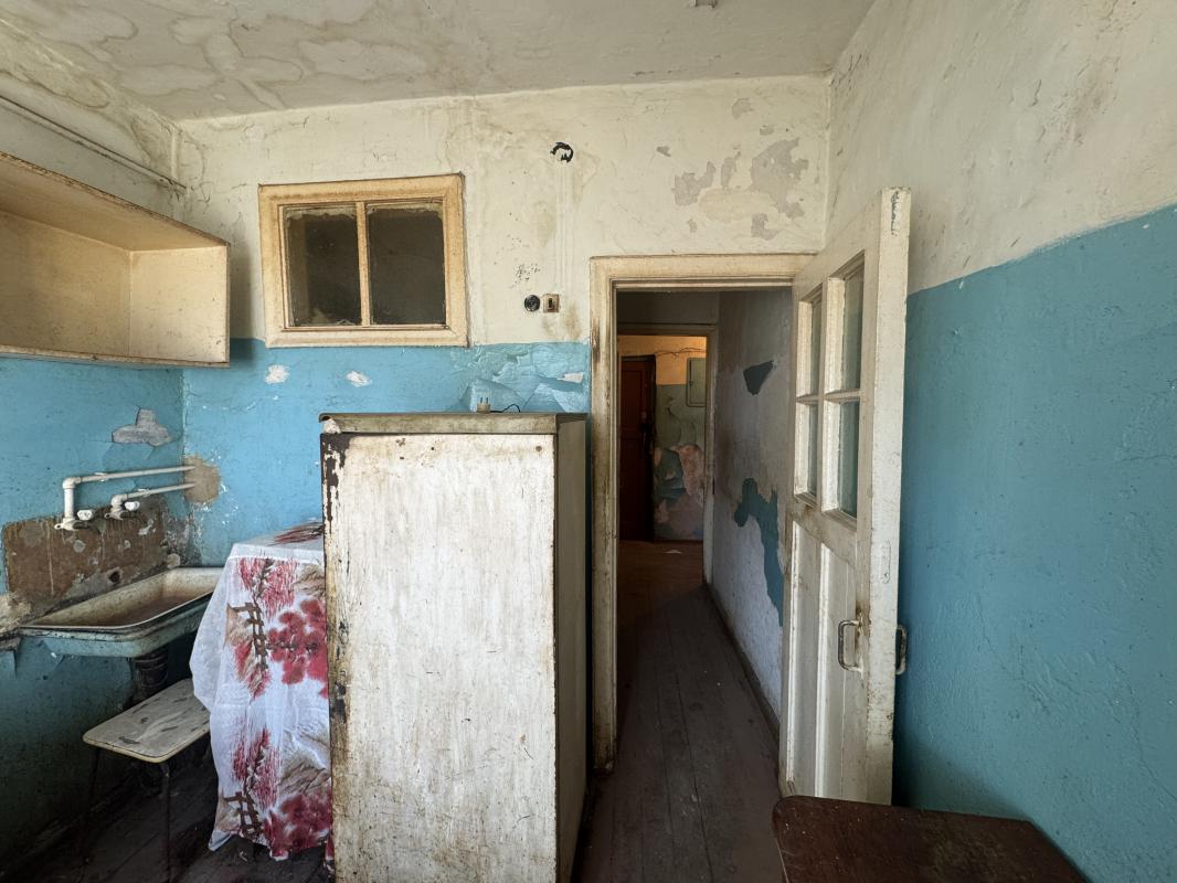 Продается 2-комнатная квартира, расположенная на 2 этаже 3-этажного дома в тихом районе, по адресу Л - Гай