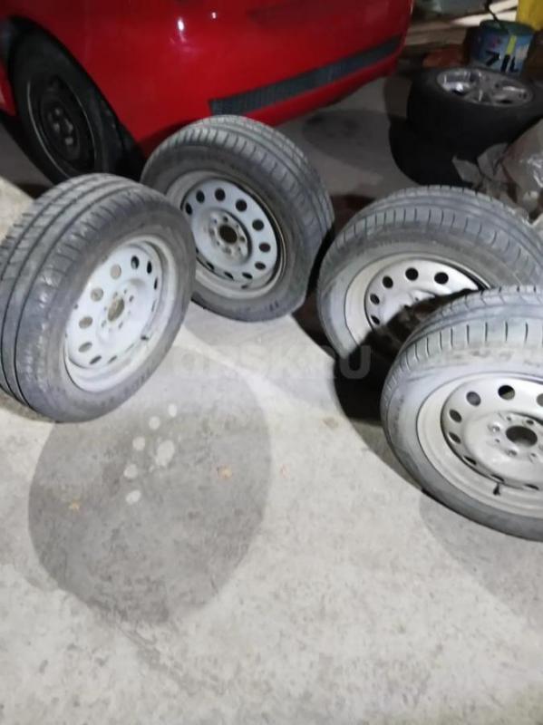 Летняя резина Viatti ,185-60-R14, на штампованных дисках,разболтовка 4х98 ,в отличном состоянии, 20% - Новотроицк