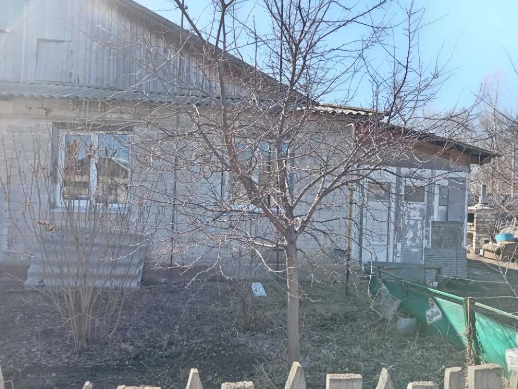 Продается дом на двух хозяев, три комнаты+кухня, комнаты раздельные, веранда. - Гай