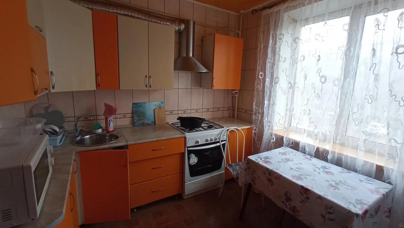 Продается солнечная, теплая 2 комнатная квартира улучшенной планировки, мебель остается, двор благоу - Новотроицк