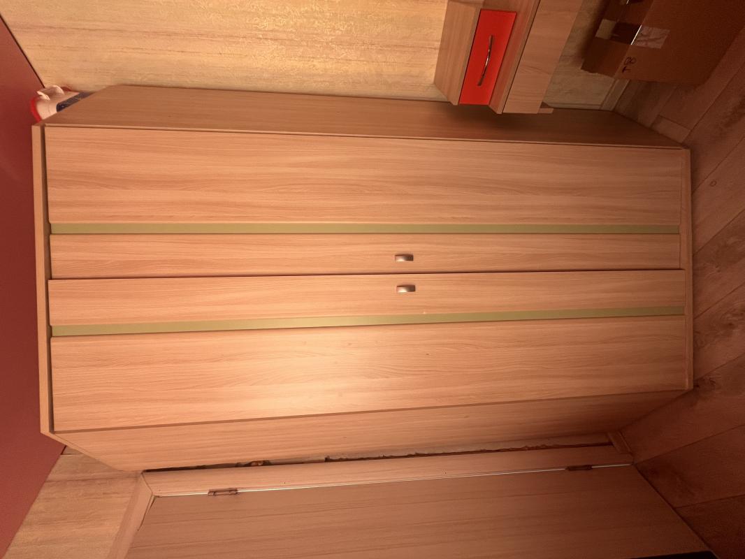 ПРОДАМ угловой шкаф, высокий, очень глубокий, добротный, вмещает очень много вещей. - 