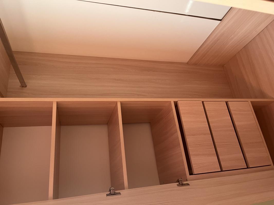 ПРОДАМ угловой шкаф, высокий, очень глубокий, добротный, вмещает очень много вещей. - 