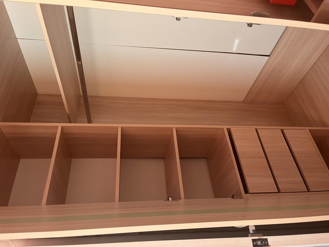 ПРОДАМ угловой шкаф добротный, высокий, очень глубокий, вмещает много вещей. - Новотроицк