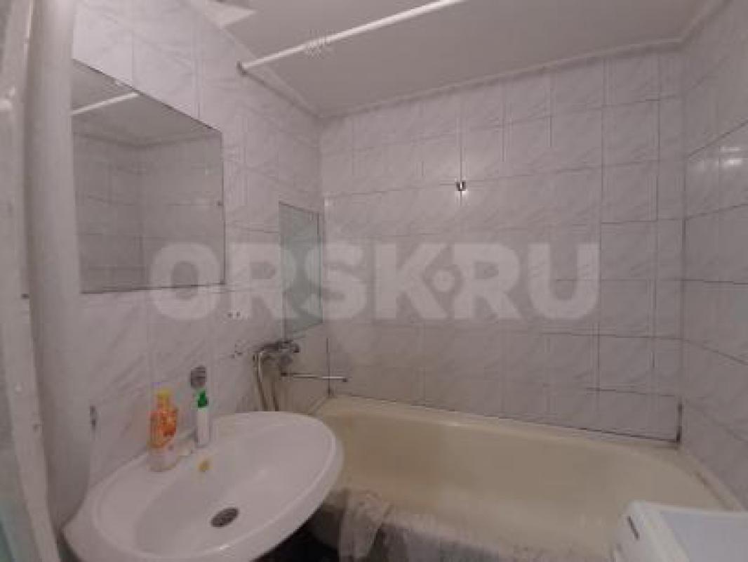 Продам квартиру, 5/9, ул. - Орск