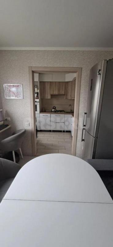 Трёхкомнатная , сорокопятка, на третьем
этаже , пятиэтажного дома, тихий район в
центре города. - Орск