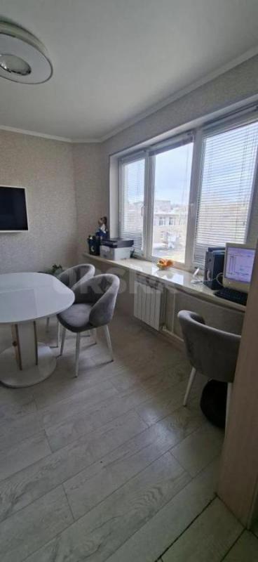 Трёхкомнатная , сорокопятка, на третьем
этаже , пятиэтажного дома, тихий район в
центре города. - Орск