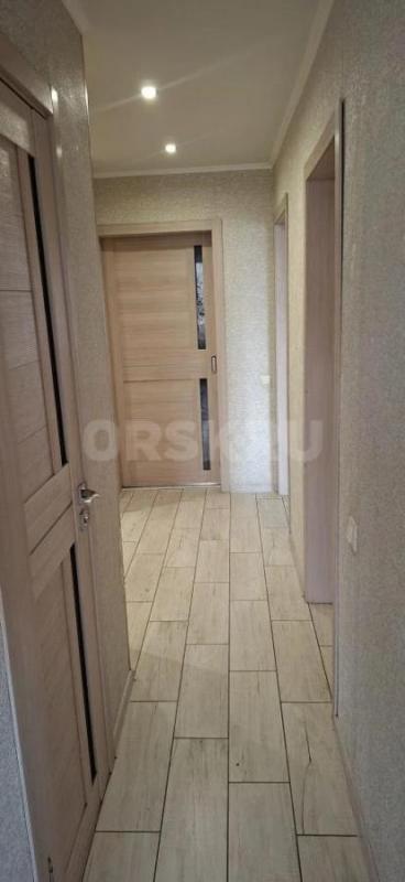 Трёхкомнатная , сорокопятка, на третьем
этаже , пятиэтажного дома, тихий район в
центре города. - Орск