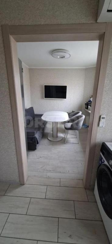 Трёхкомнатная , сорокопятка, на третьем
этаже , пятиэтажного дома, тихий район в
центре города. - Орск