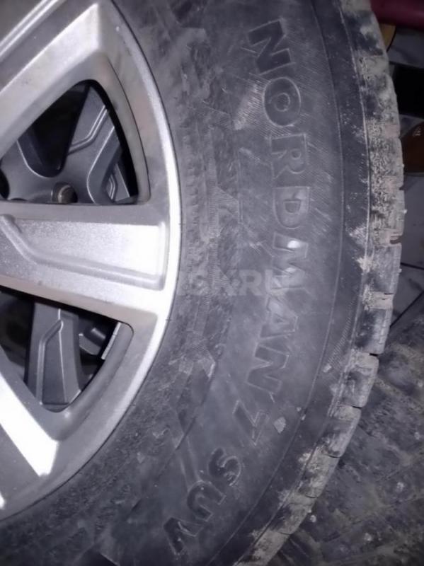 Продам комплект зимних колёс в сборе 285/60R18  оригинальные  литые диски ланд Ровер отличная резина - Орск