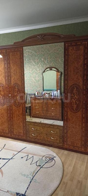 Продам импортный спальный гарнитур: шкаф, кровать, 2 тумбочки и комод с зеркалом. - Орск