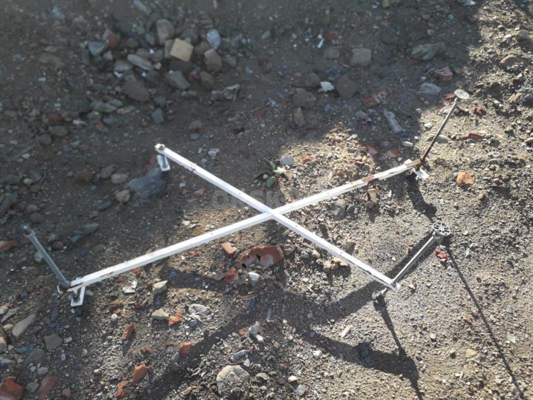 Ножки от акриловой ванны, 80*80, 80*120см- нет среднего болта, сломано одно крепление к ванне, ржа. - Орск