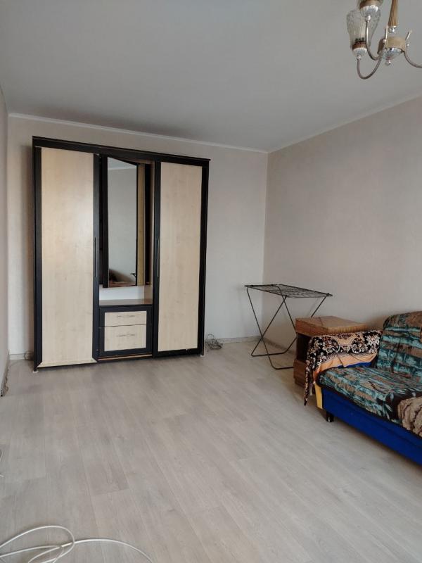 Сдаётся тёплая квартира с балконом, кухня=7,3 кв. - Орск