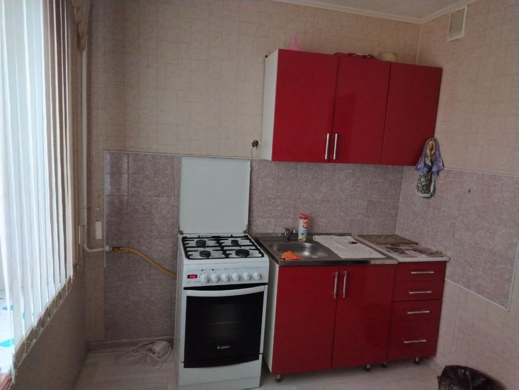 Сдаётся тёплая квартира с балконом, кухня=7,3 кв. - Орск