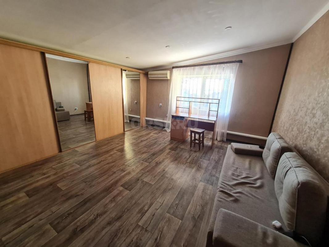 Продам просторный 2-х этажный жилой дом в прекрасном экологически чистом районе города по адресу: ул - Орск