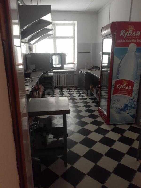 Сдается помещение в центре города (Комсомольская площадь ) с оборудованием под БАР . - Орск