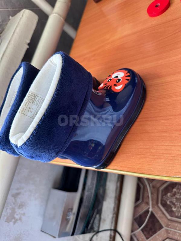 Продаем детская обувь резиновая демисизоная , нам не подошел размер , новые не носили на улице тольк - Орск