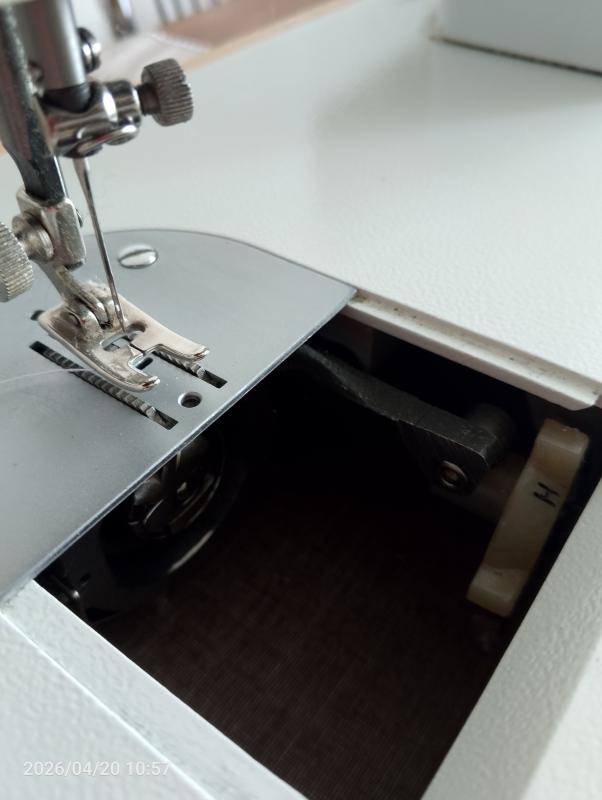 Б/у электрическая настольная швейная машинка Чайка 134А - Новотроицк