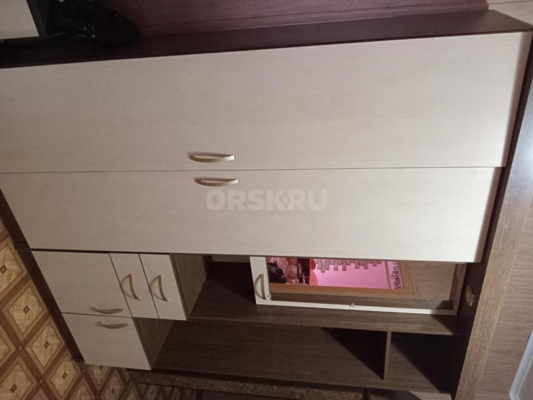 Продам: спальный гарнитур( шкаф распашной,кровать,две тумбы,туалетный столик), шкаф купе, прихожую, - Орск