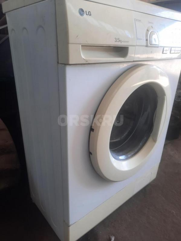Продам стиральную машину автомат LG, 3.5 кг загрузки, узкая, компактная, что-то сломалось: набирает - Орск