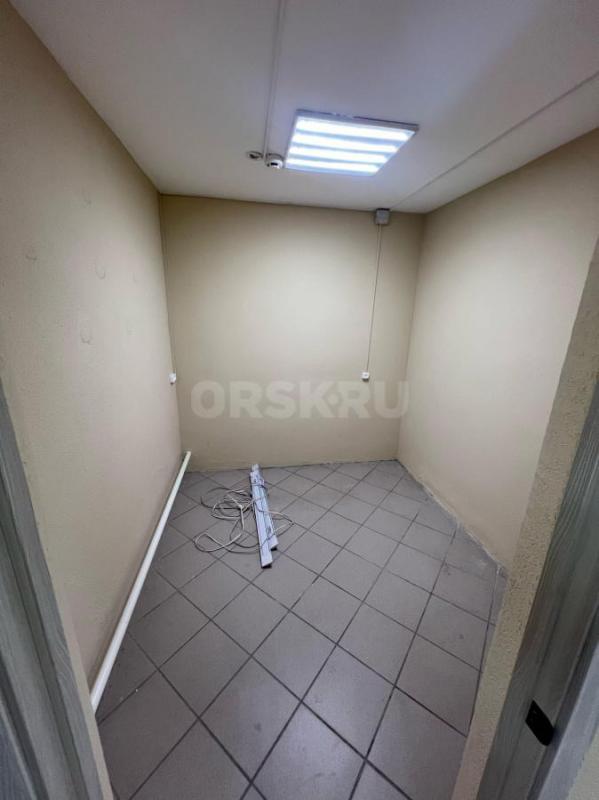 Сдаются помещения на Цокольном этаже в 6 МКР от 10 до 100 кв/м под любой вид деятельности,свежий рем - Орск