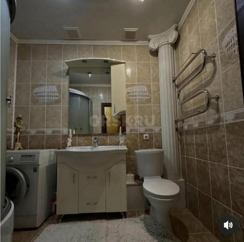 Продается просторная 2-х комнатная квартира старого типа в центре города по адресу пр-кт Мира/Ленина - Орск