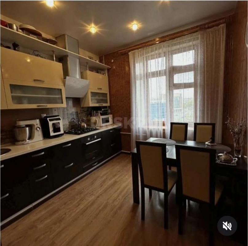 Продается просторная 2-х комнатная квартира старого типа в центре города по адресу пр-кт Мира/Ленина - Орск