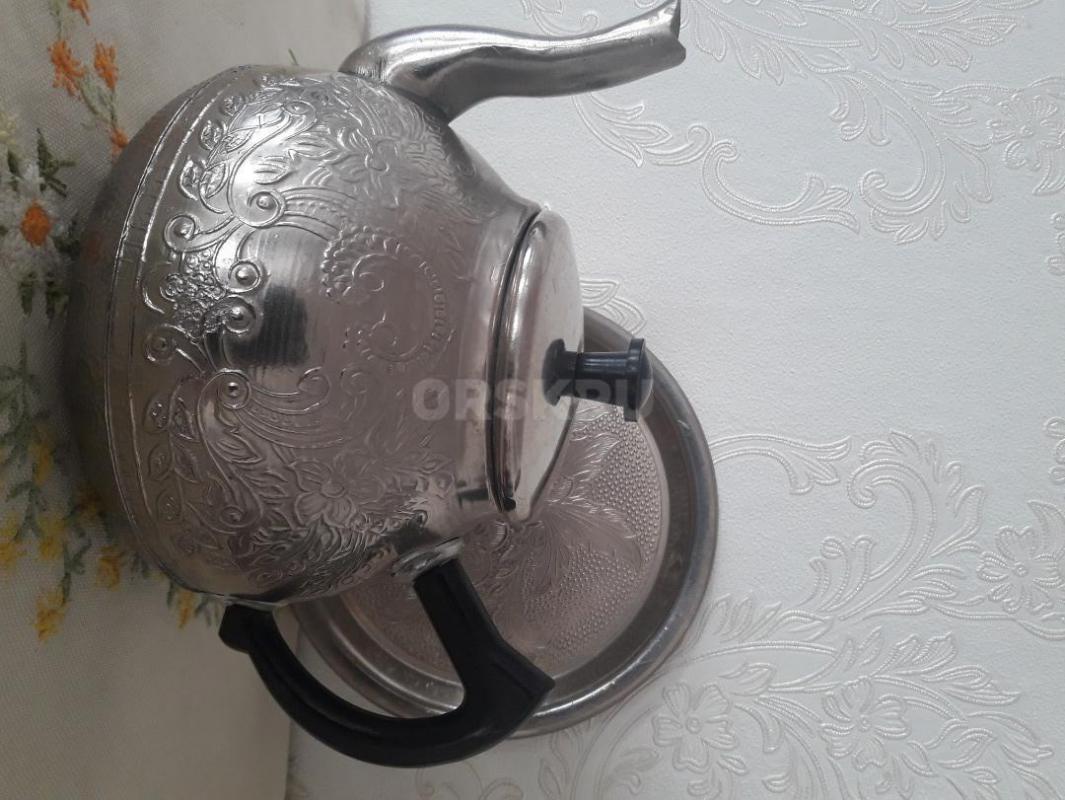 Продам:
-винтажный  заварочный чайник с узором на подносе латунь-никель-1500;
-статуэтка лыжница; - Орск