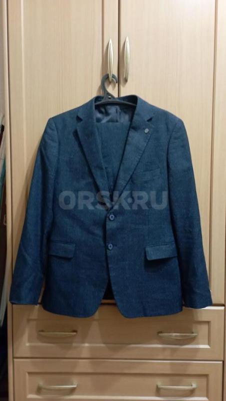 Костюмы в отличном состоянии, хорошего качества ( 1-ый -52 р., 2-ой- 50 р., 3-ий - 48 р.) по 200 руб - Орск