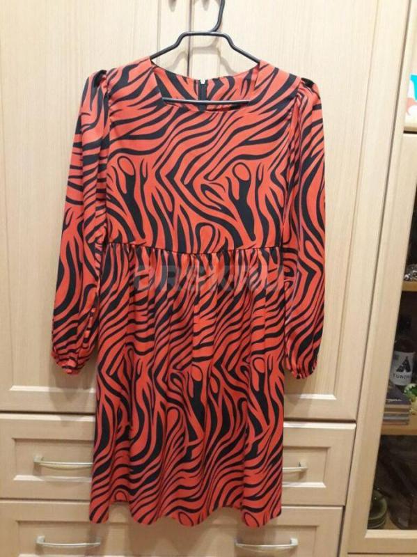 Спортивные костюмы, на штанах по краям белые лампасы р.40-42 по 800 руб. , платья р.42 по 800 руб. , - Орск