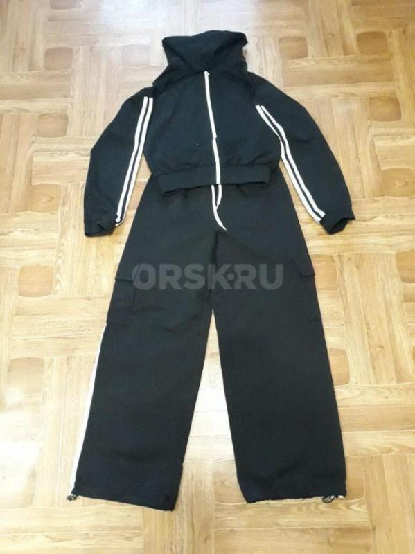 Спортивные костюмы, на штанах по краям белые лампасы р.40-42 по 800 руб. , платья р.42 по 800 руб. , - Орск