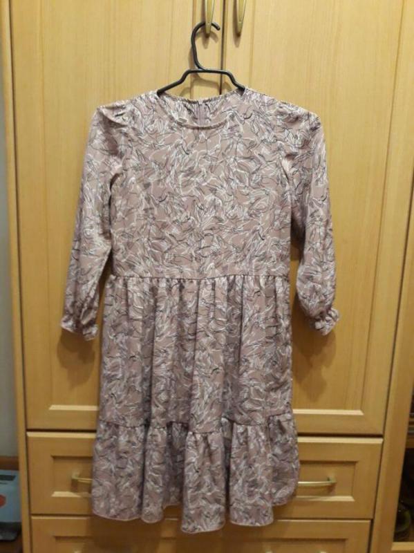 Спортивные костюмы, на штанах по краям белые лампасы р.40-42 по 800 руб. , платья р.42 по 800 руб. , - Орск