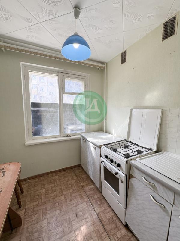 Продам двух комнатную квартиру, планировка распашонка (все комнаты раздельные), нв первом этаже пяти - Орск