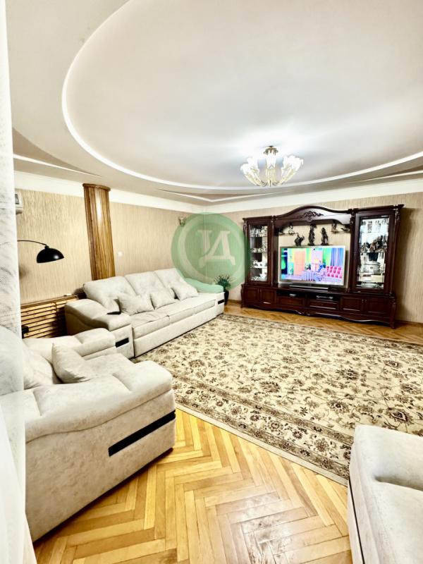 Предлагаем вашему вниманию уютный светлый 2-х этажный дом с подвалом на участке 13 соток, расположен - Орск