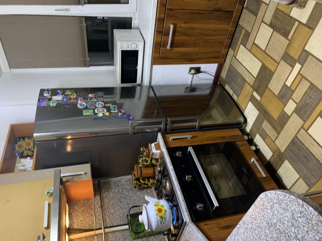 Продается 2-ух комнатная квартира в центре города, мебелирована, все что есть, остается. - Гай