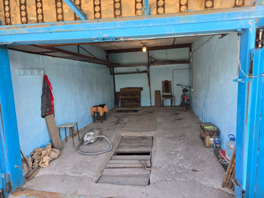 Продам гараж 3*6 (погреб,смотровыя яма,полки)на ул. - Орск