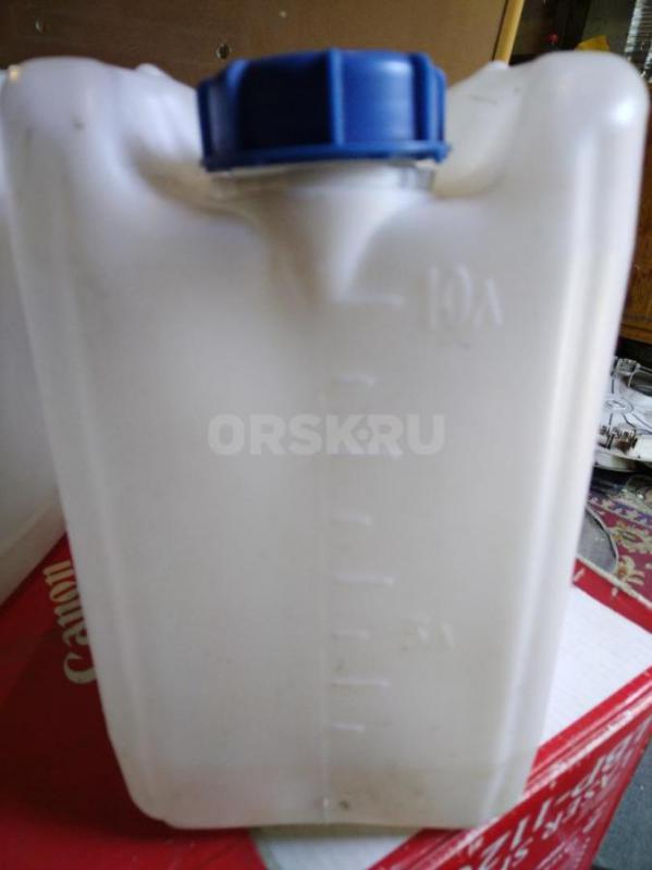 Канистры для воды 20л.- 500р. 10л- 300р пищевой пластик, возил воду с родника. - Орск