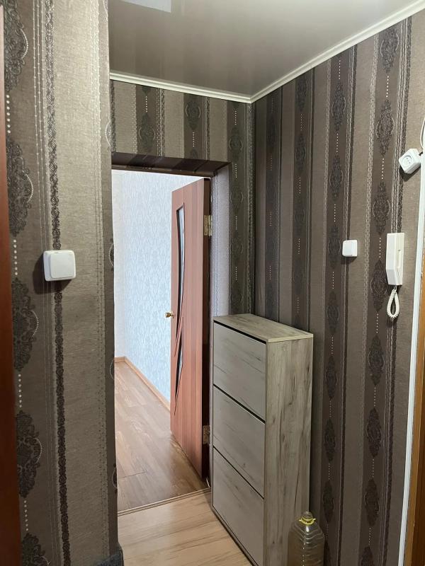 Продам 2 комнатную квартиру,  на 5 этаже, кирпичный дом, квартира с ремонтом, с застекленным балконо - Гай
