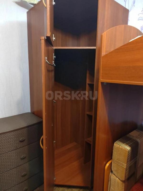 Продам угловой шкаф, двухъярусную детскую
 кровать, письменный стол. - Орск