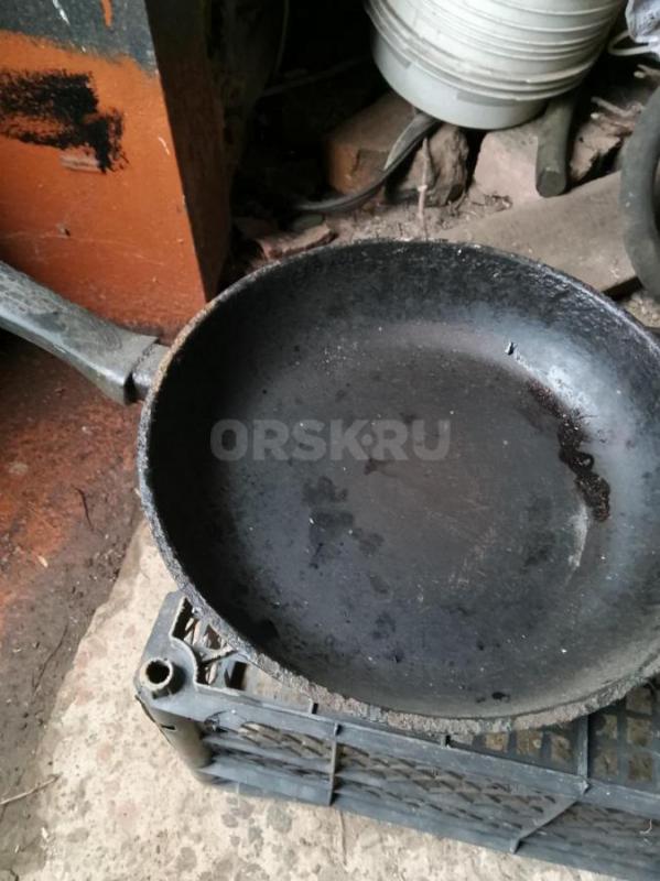 Продам противни , сковородки, мясорубку, закрутки по договоренности. - Орск