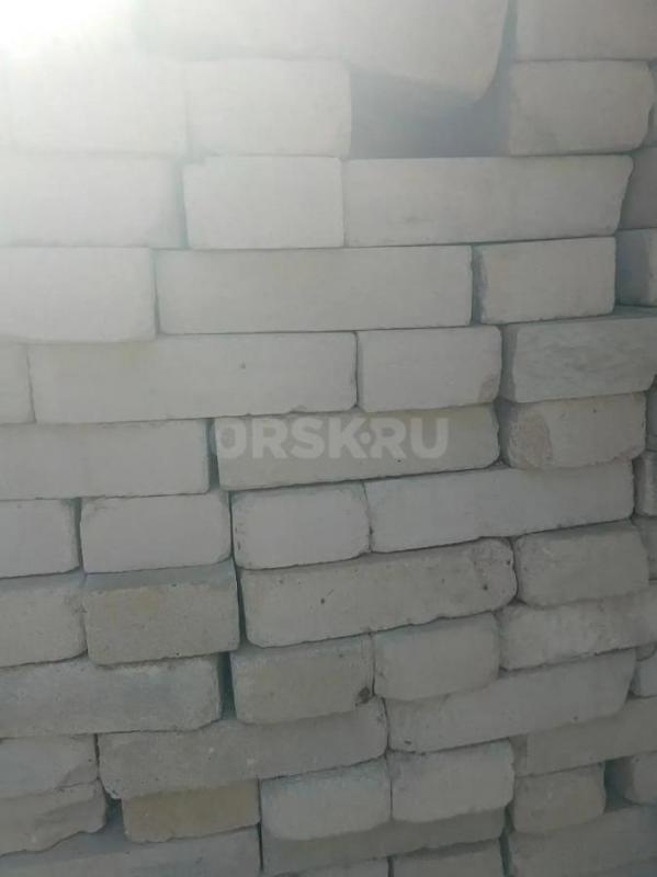 продам плитку керамическую 15*15  110 шт, цвет голубой однотонный, цена 20р шт,   кирпич белый силик - Орск