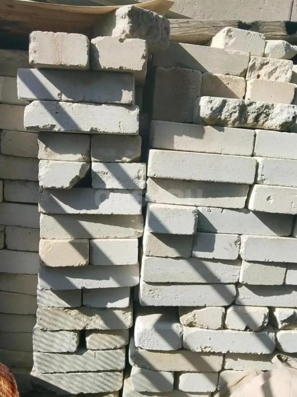 продам плитку керамическую 15*15  110 шт, цвет голубой однотонный, цена 20р шт,   кирпич белый силик - Орск